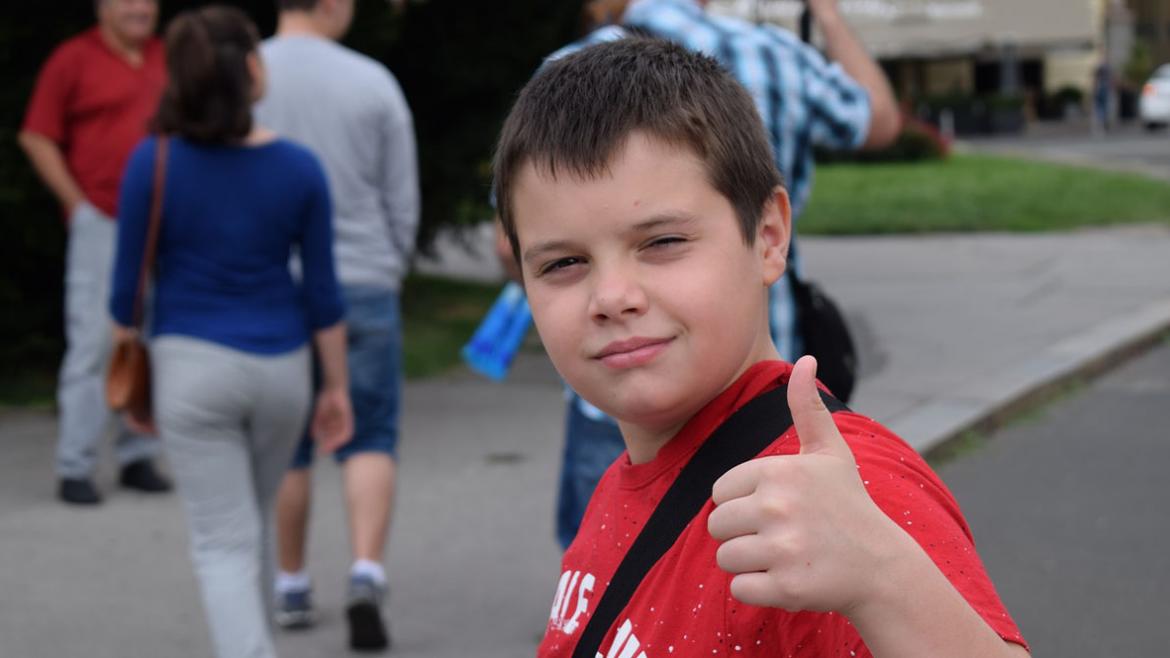 Niño con pulgar hacia arriba en actitud positiva