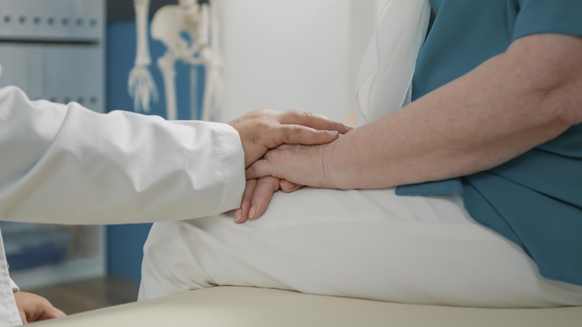 Manos entrelazadas profesional sanitario paciente 