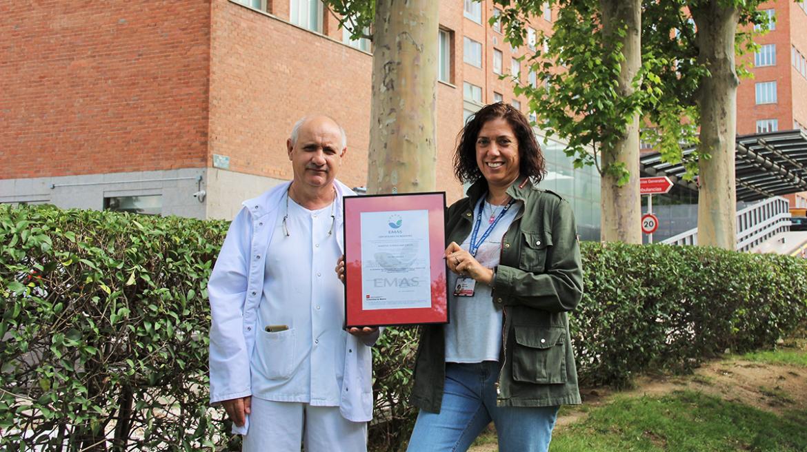 Profesionales del área de Gestión Ambiental del Hospital Clínico con el certificado del Registro EMAS