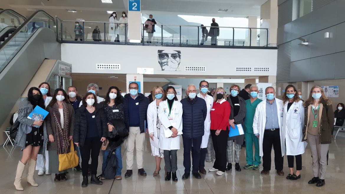Grupo de personas en el hall del hospital