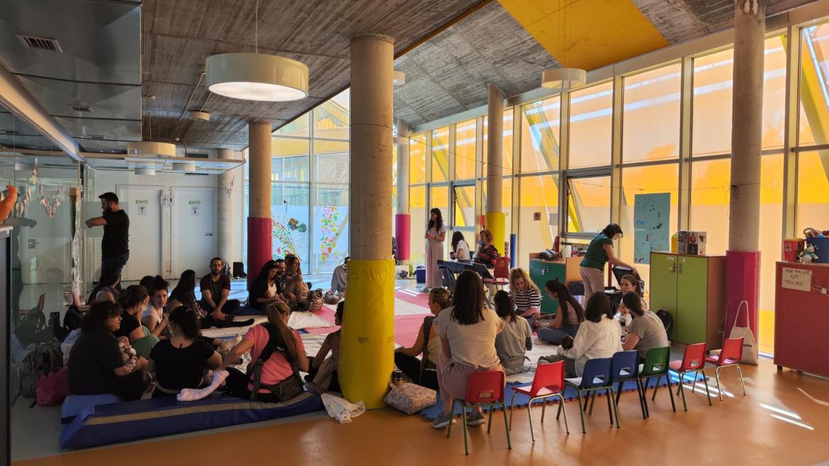 Imagen del artículo Profesionales y familias del Centro de Salud Santa Mónica colaboran en una investigación del Hospital del Sureste sobre bienestar en el postparto