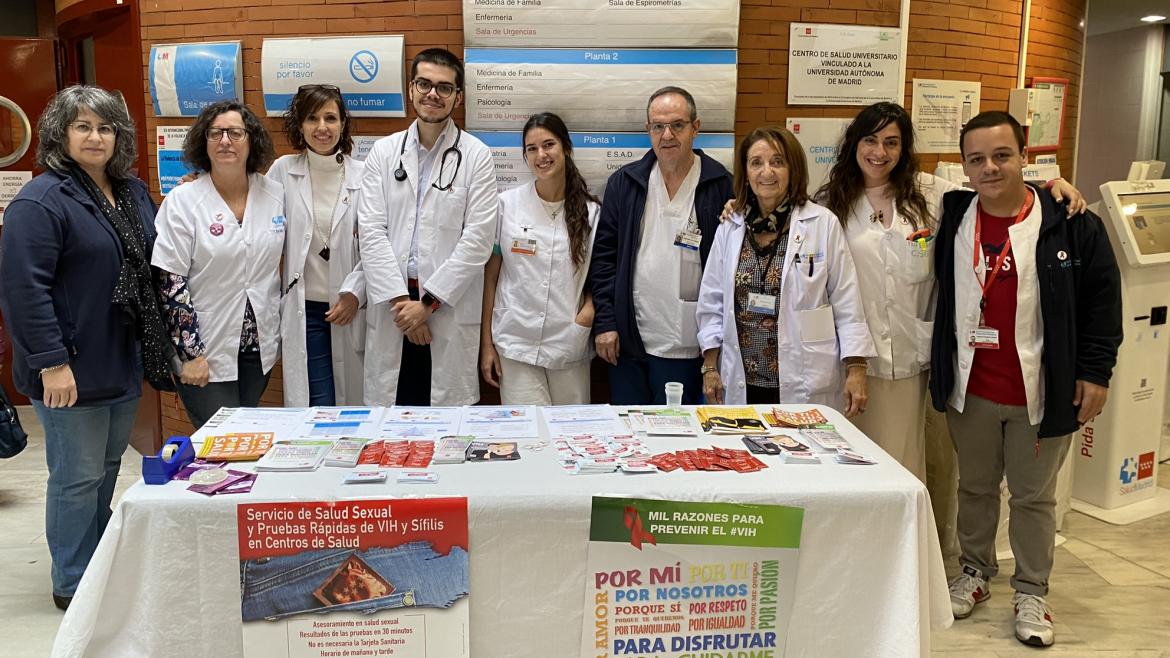 Mesa informativa de los profesionales del Centro de Salud Goya