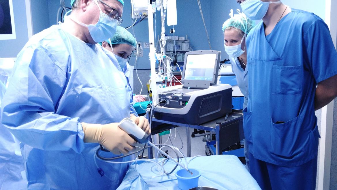 El jefe del Servicio de Urología del Clínico, Jesús Moreno, prepara el dispositivo para introducir agua a alta temperatura