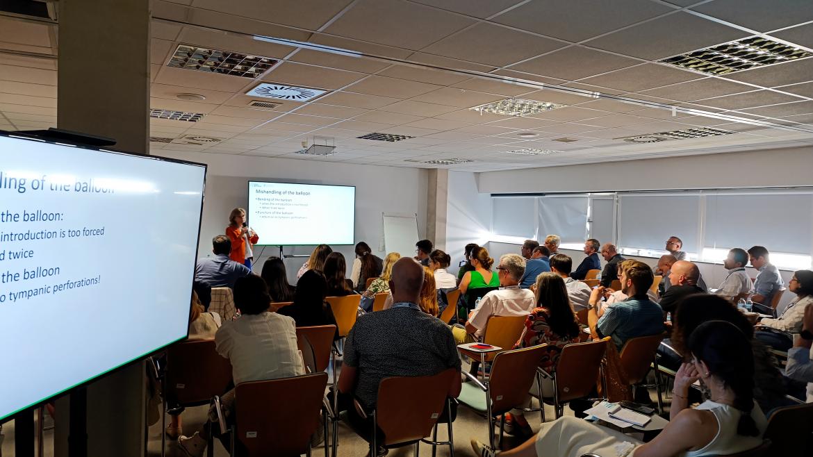 El Hospital Universitario de Fuenlabrada forma a profesionales en el tratamiento de la trompa de Eustaquio Profesionales asistiendo al curso de Tuboplastia con balón