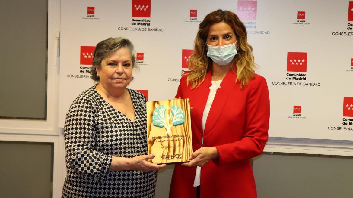 La Comunidad facilita la retirada de la medicación sujeta a visado en un máximo de 48 horas Elena Mantilla y representante de APEPOC