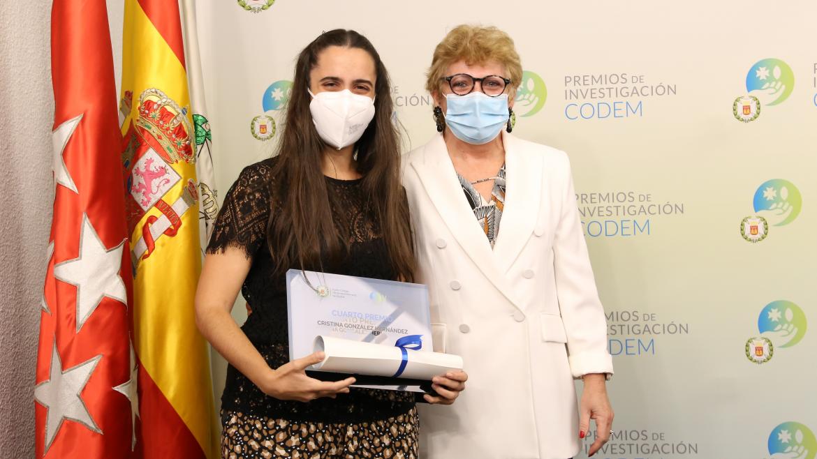 La matrona Cristina González Hernández con el Premio junto a Sara Gasco, secretaria del CODEM
