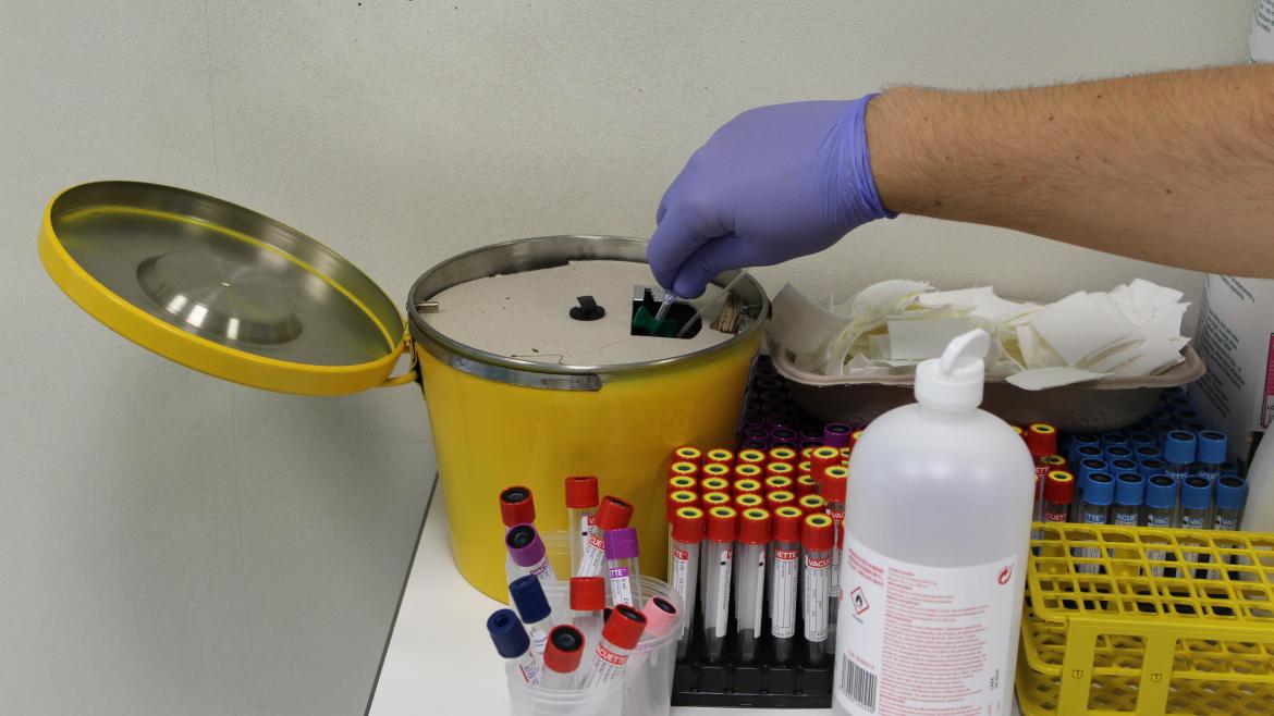 El hospital Infanta Cristina arranca con éxito un innovador sistema para el tratamiento de los Residuos Biosanitarios Especiales (RBE) Sanitario depositando los residuos en el contenedor Smart Biowaste