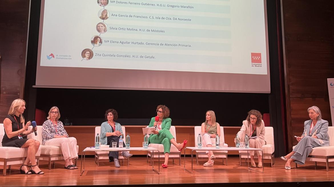 Las iniciativas de dos centros de salud públicos por la humanización de sus equipos, premiadas en la III jornada monográfica de la Comunidad de Madrid Mesa de la III Jornada de Humanización, con participación de Atención Primaria