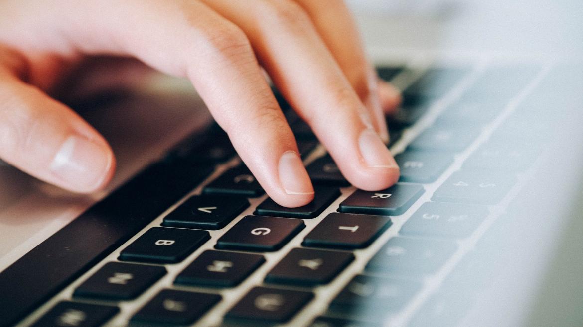 Mano escribiendo en un teclado