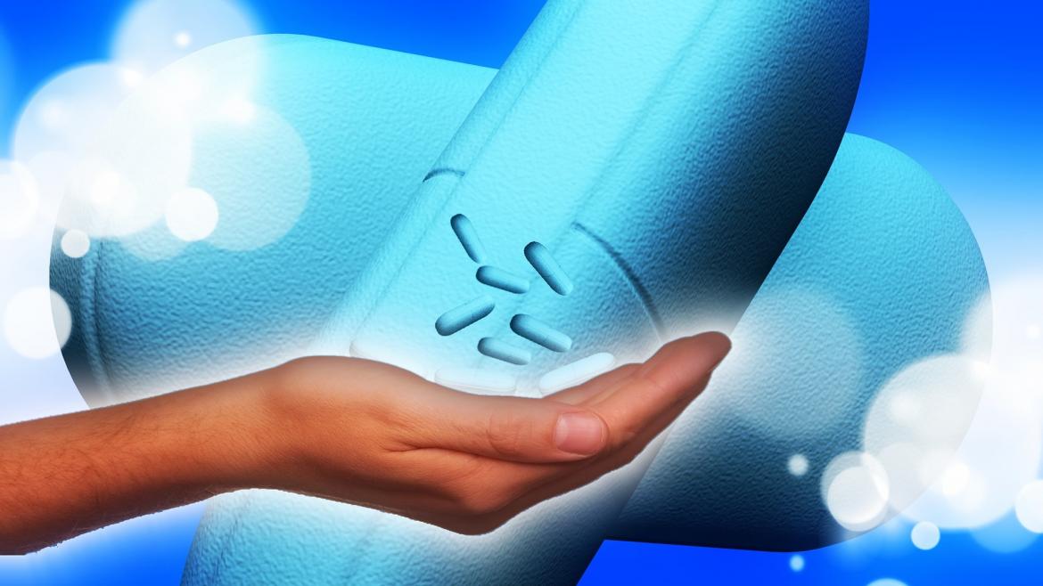 Una mano ofrece medicamentos