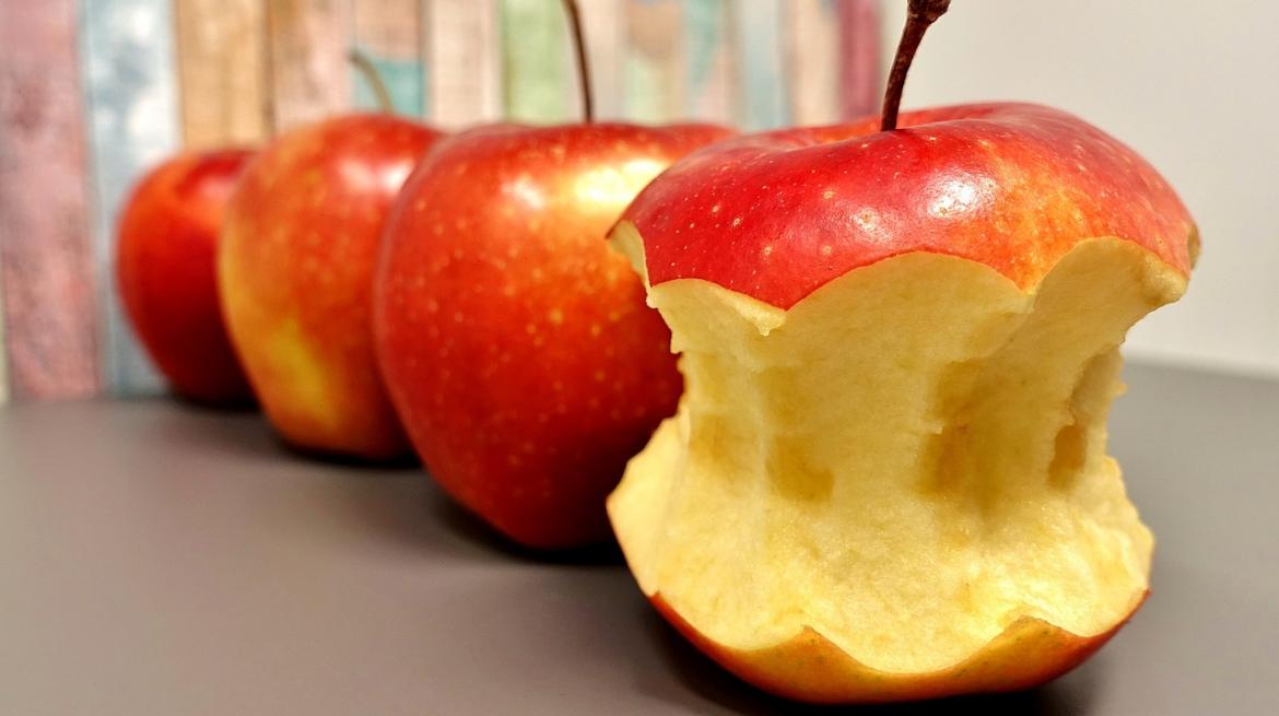Tres manzanas, una de ellas mordisqueada