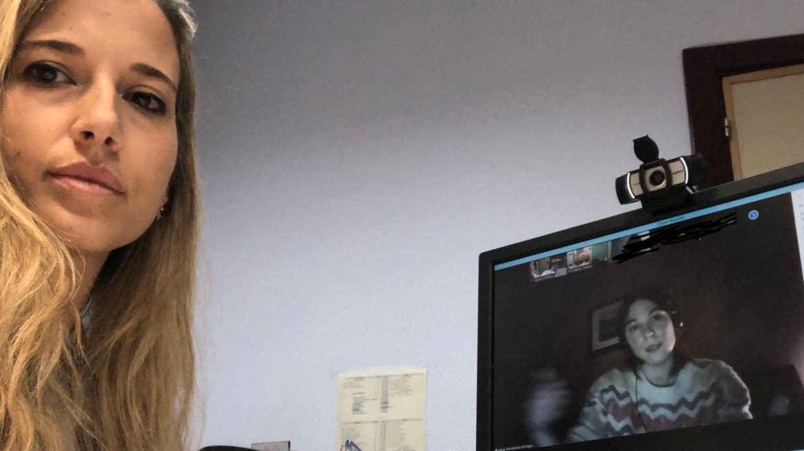Matrona del Centro de Salud Fronteras de Torrejón de Ardon en sesión de Preparación al Parto con zoom