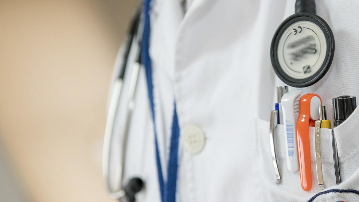 Médico con estetoscopio
