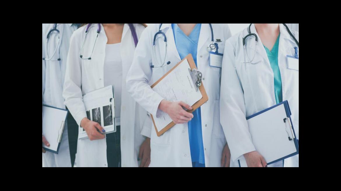 Médicos con batas blancas