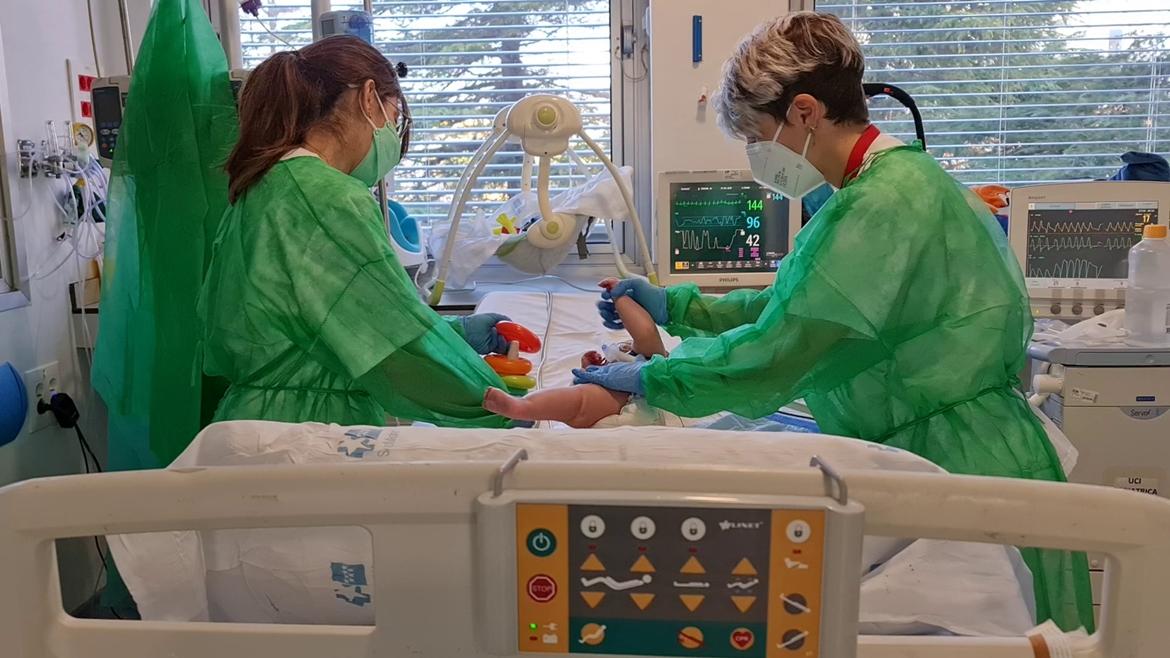 terapia con paciente en UCI Pediátrica