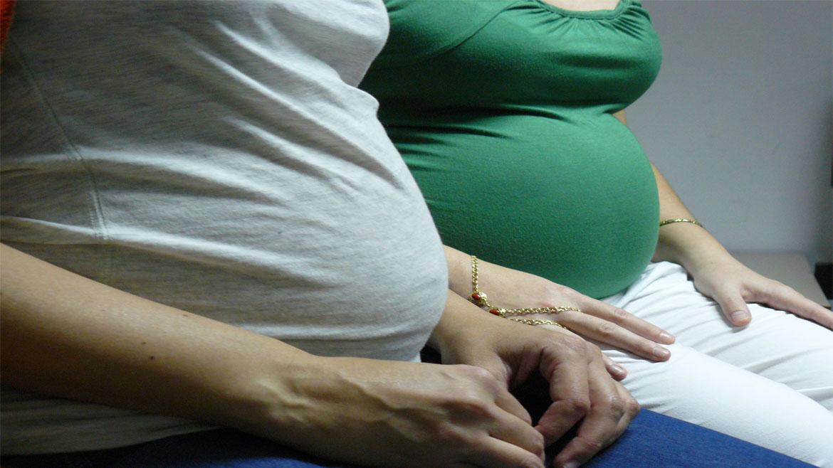 Se muestran los embarazos avanzados de dos mujeres