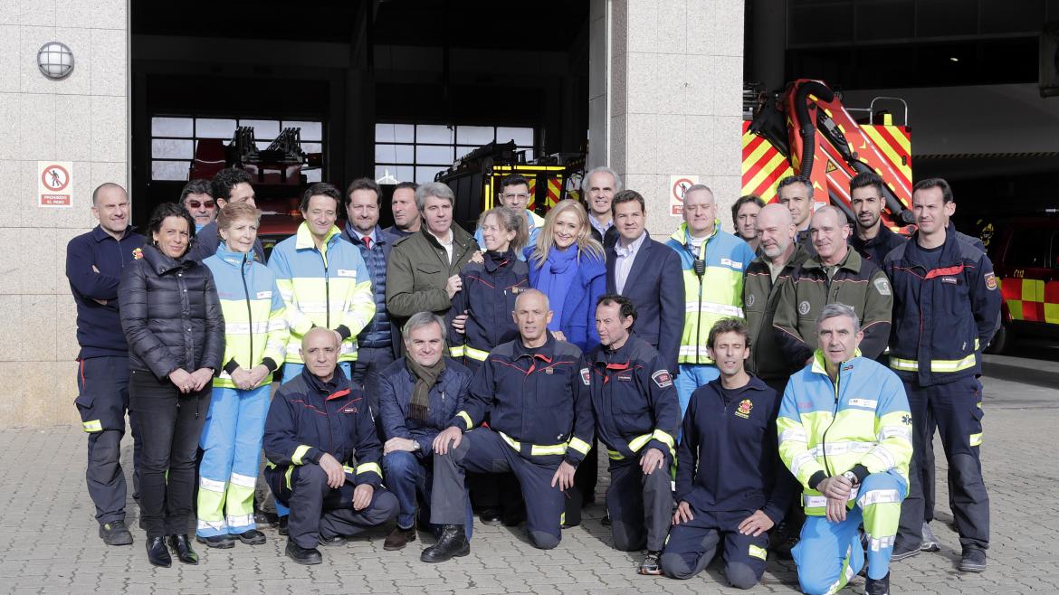 Los profesionales de Emergencias posan durante la visita institucional