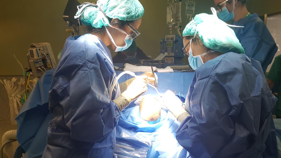 Neurocirugía pediátrica. quirófano con cirujanos interviniendo a un paciente
