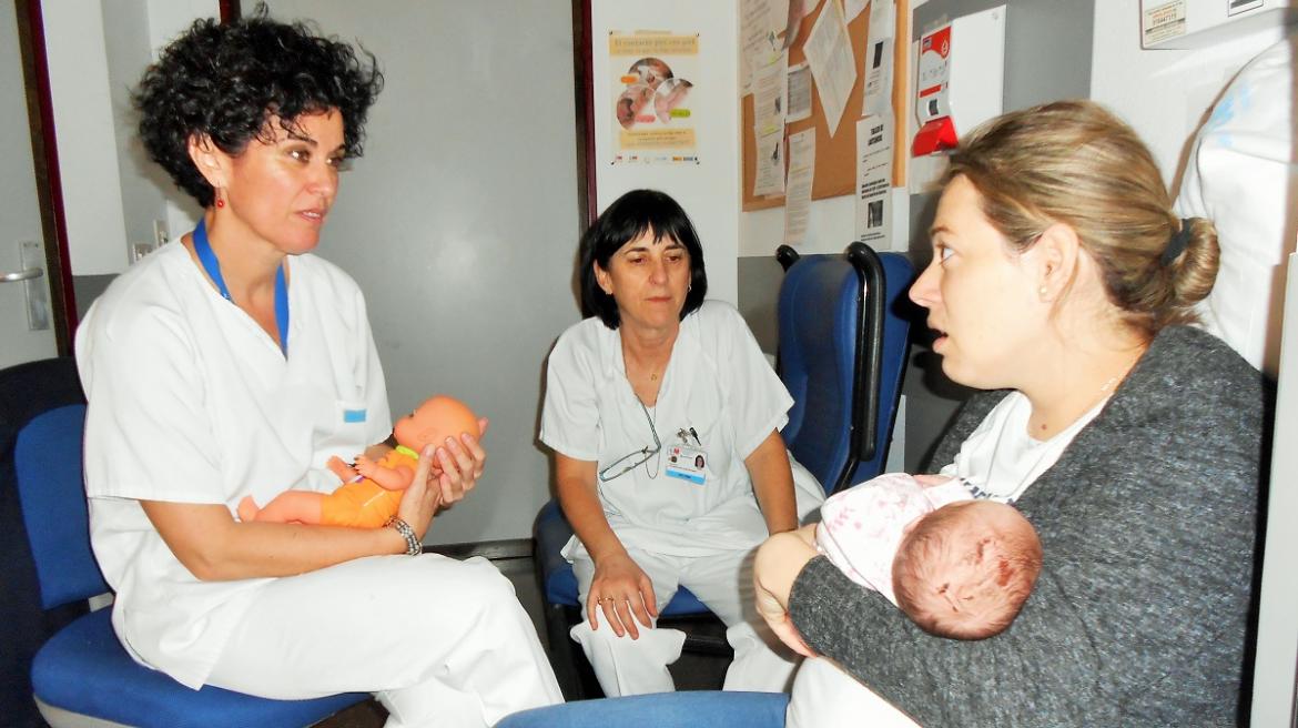 Una madre consulta las dudas al equipo de Enfermería de la consulta