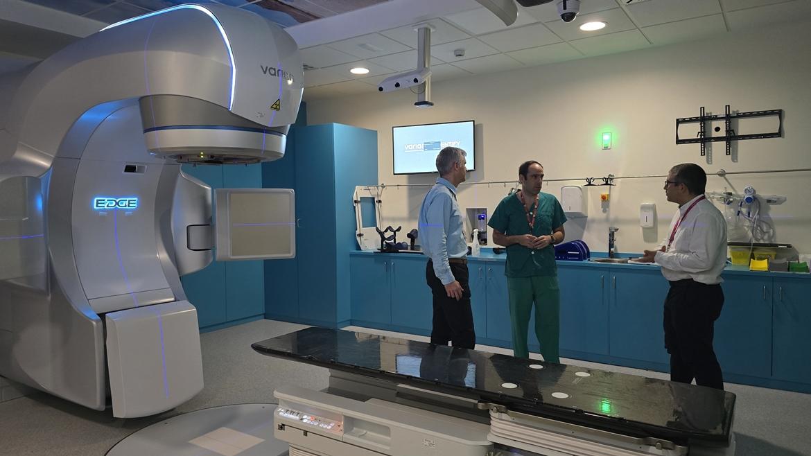 Médicos en la sala de un acelerador lineal
