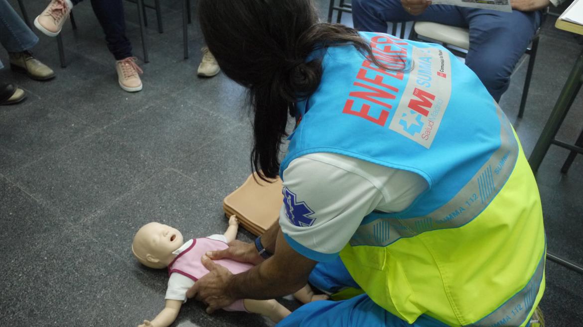 El SUMMA 112 forma a los ciudadanos en Reanimación Cardiopulmonar Un enfermero del SUMMA 112, en un taller de formación a la ciudadanía en maniobras de RCP