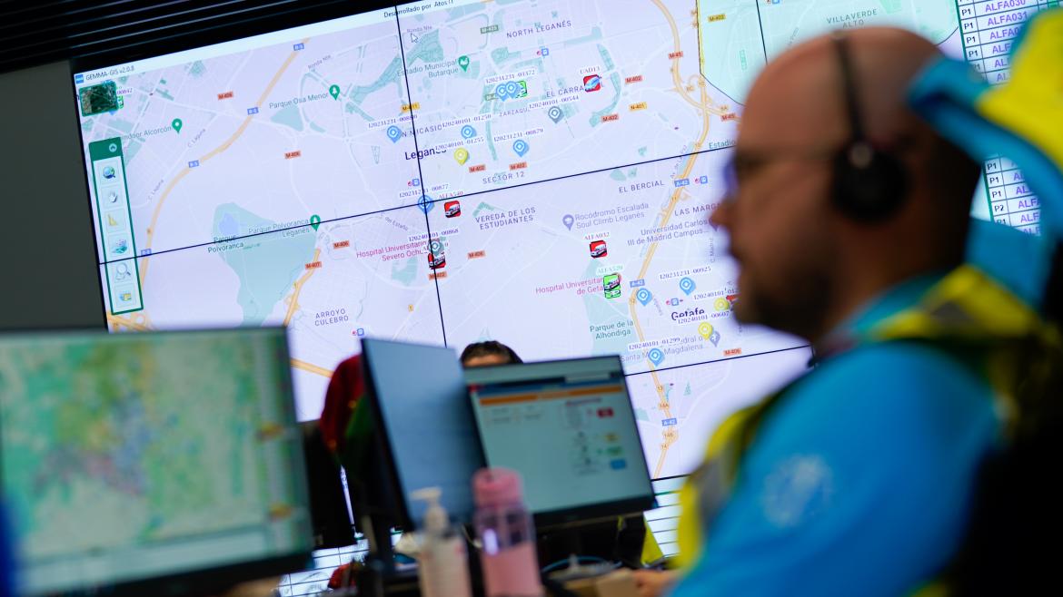 Un sanitario de SUMMA 112 en el Centro Coordinador de Urgencias y Emergencias del Servicio