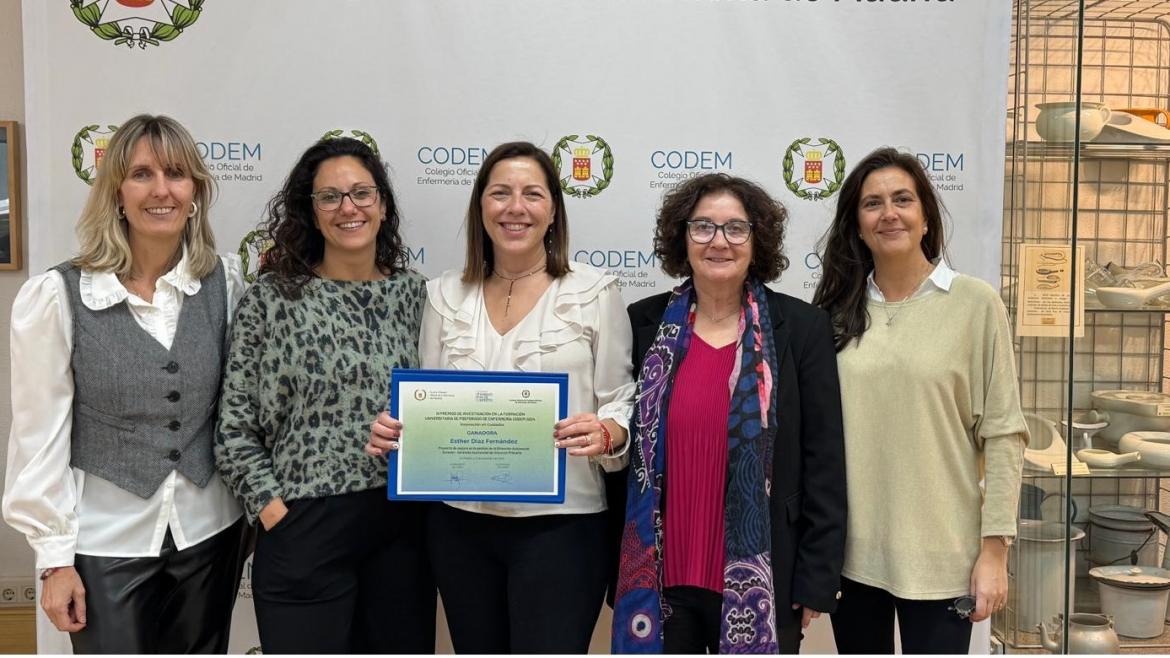 La premiada posa junto al equipo directivo de Atención Primaria