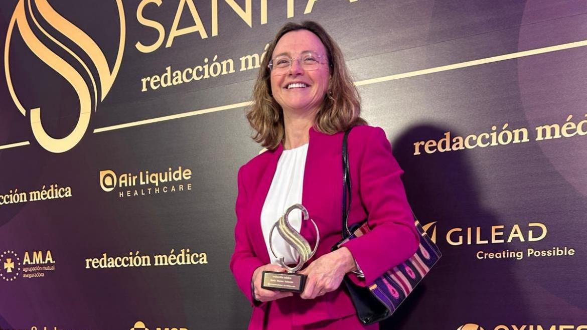 La doctora con su premio
