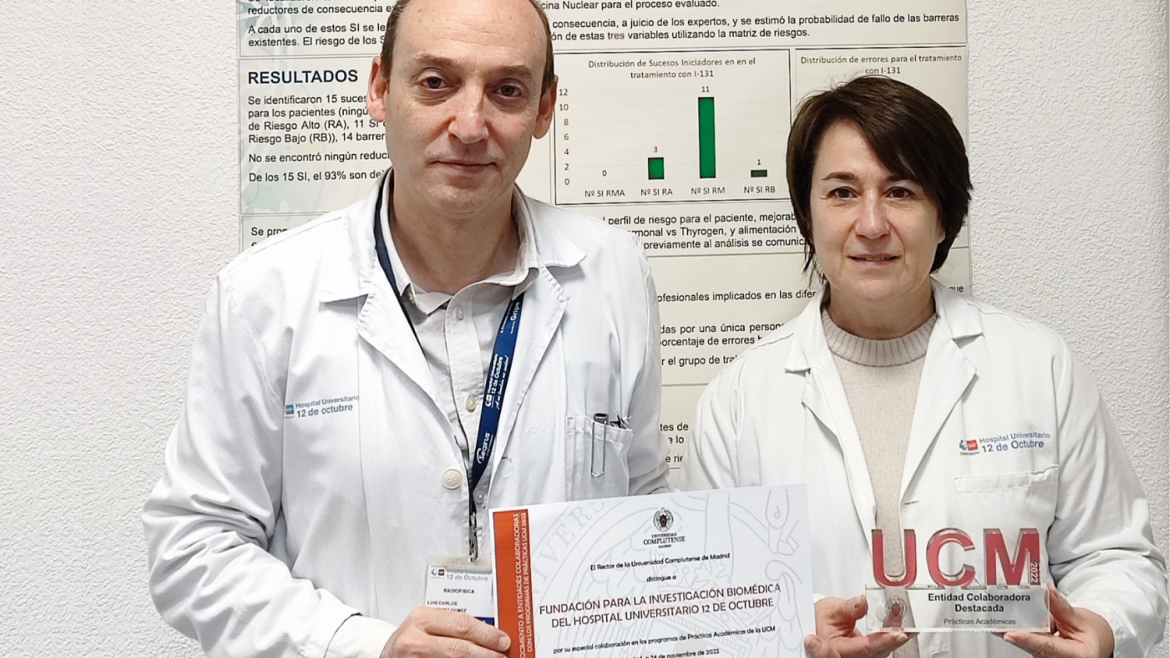 Dos facultativos, hombre a la izquierda y mujer a la derecha, posan con un premio.