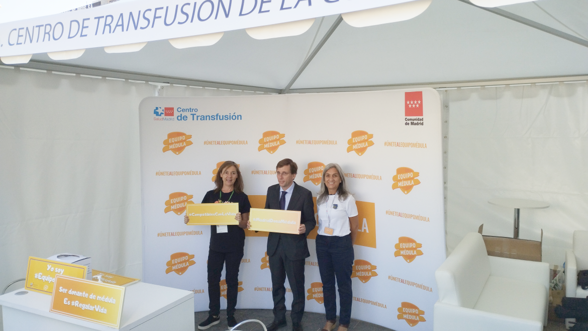 Dos profesionales del Centro de Transfusión junto al alcalde bajo una carpa informativa