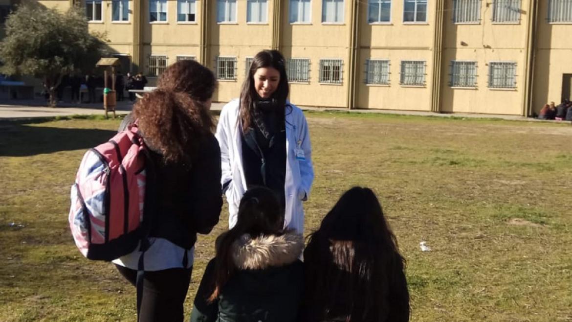 Enfermera atiende a estudiantes de Secundaria para resolver dudas sobre salud