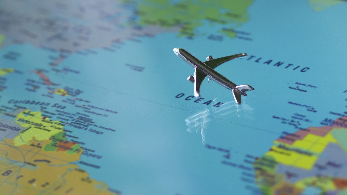 Imagen de un avión sobre un mapa