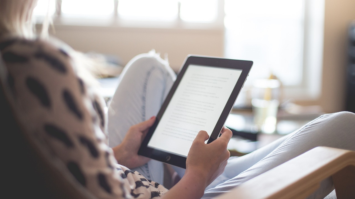 Imagen de una persona leyendo un libro electrónico
