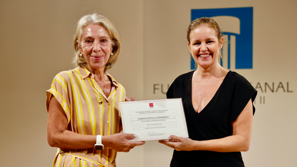 Entrega a la Dra Centella del Servicio de Cirurgía Cardiaca Infantil del Hospital Universitario Ramón y Cajal del Premio Cooperación Infantil