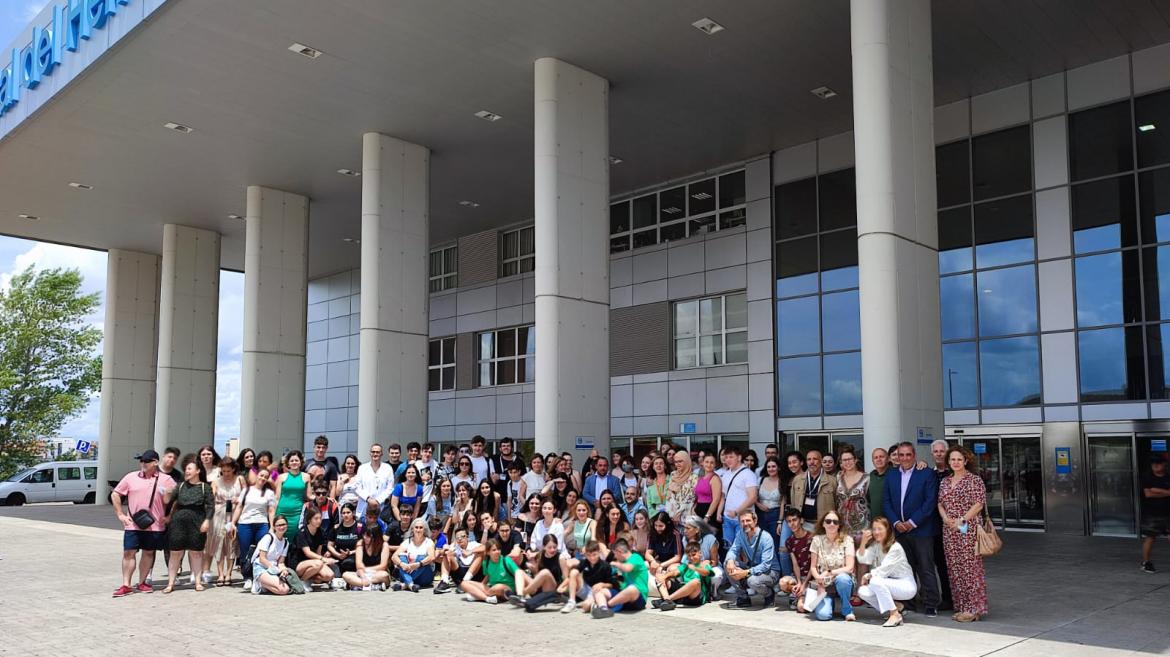 Grupo de alumnos y profesores