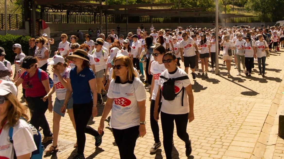 Profesionales y pacientes caminan juntos en el recorrido por el parque