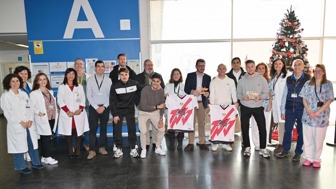 Los niños del Hospital público Infanta Leonor reciben la visita de los jugadores del Rayo Vallecano Actividades navideñas en el Hospital Universitario Infanta Leonor