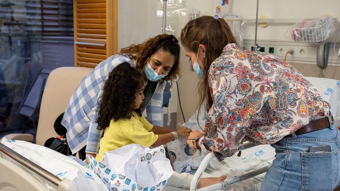 entrega de regalos en el hospital gregorio marañón