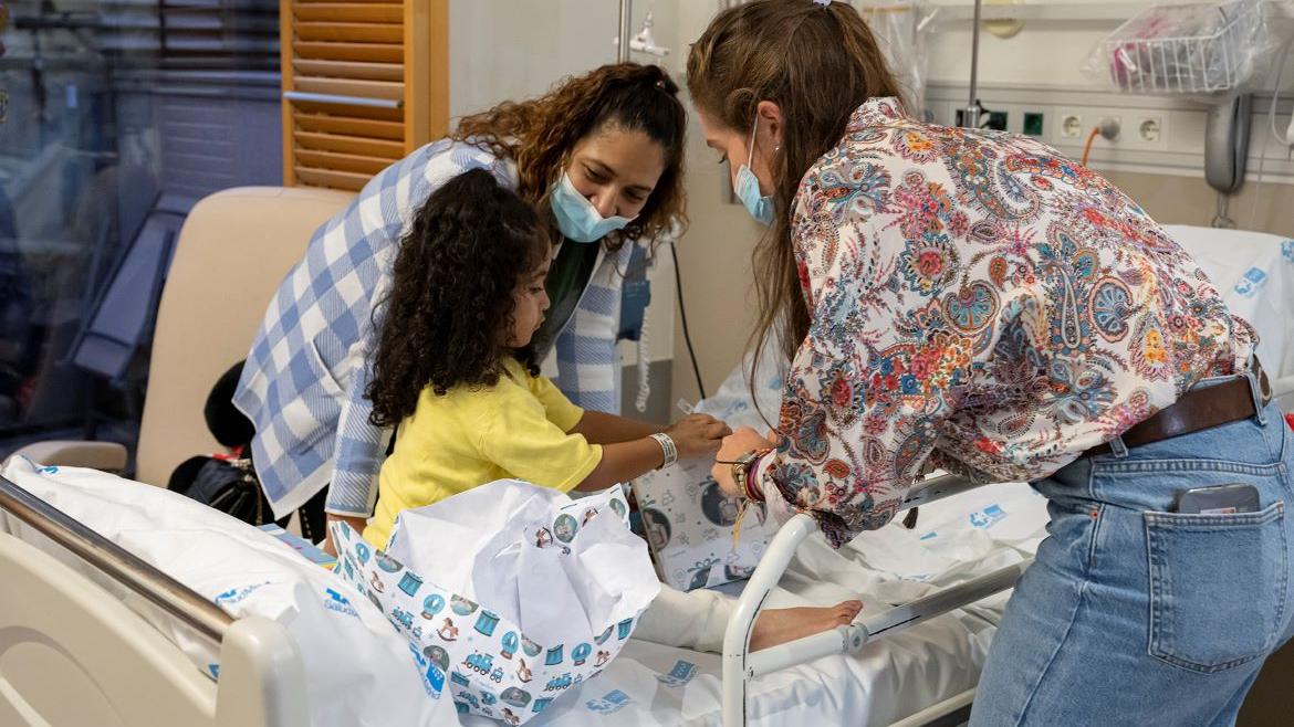 entrega de regalos en el hospital gregorio marañón