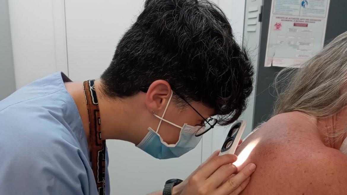 Un sanitario realiza una exploración a una usaria del Centro de Salud Las Calesas