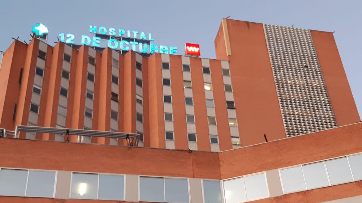 Puerta edificio hospital 12 de Octubre