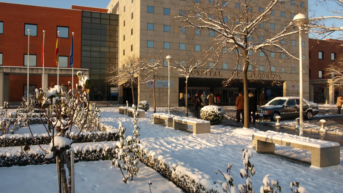 Hospital con fachada nevada