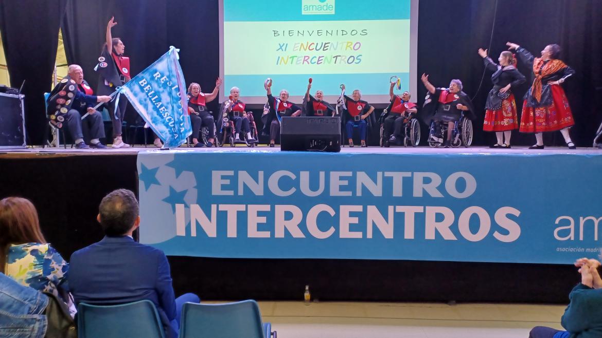 Encuentro Amade Grupo de personas mayores actuando en un escenario