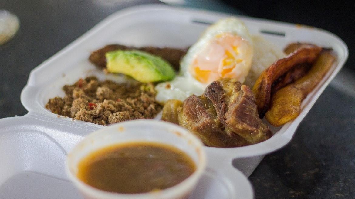 Visita al Centro gerontológico Santa Catalina de Alejandría Bandeja con comida preparada