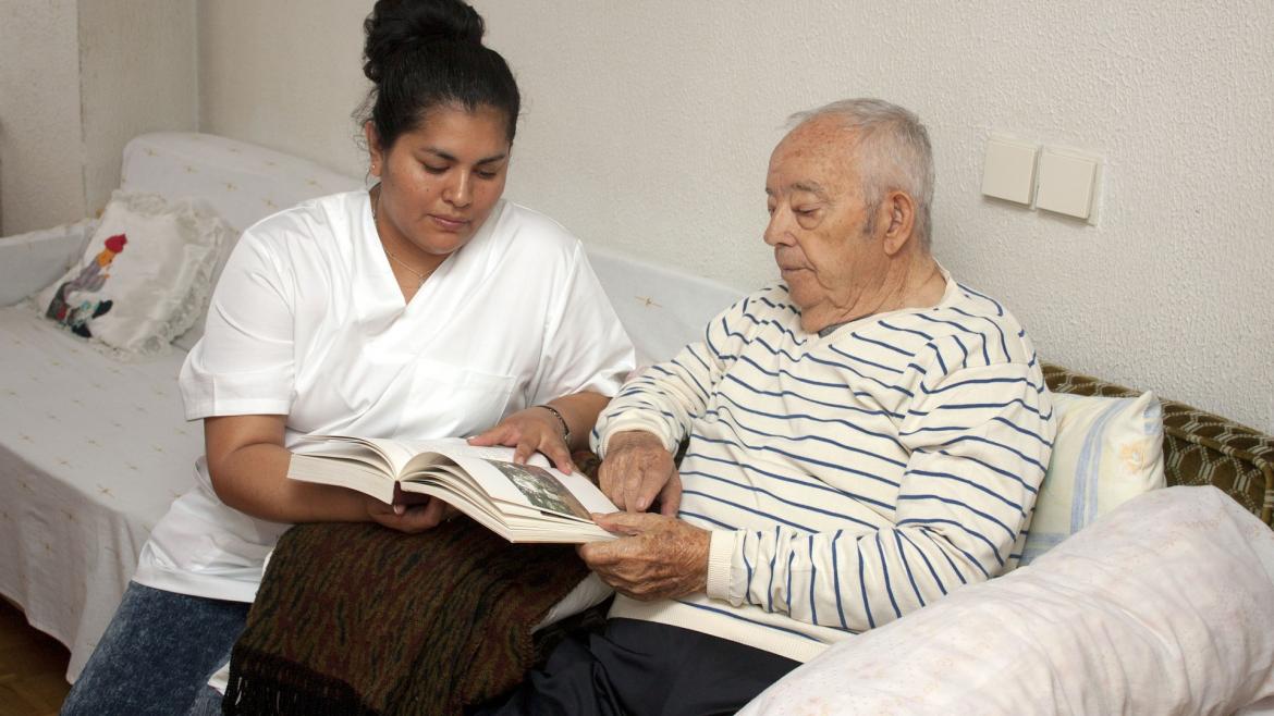 Formación Alzheimer Mujer sentada junto a hombre mayor