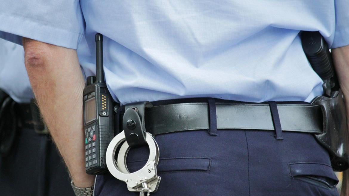 Policia visto de espaldas