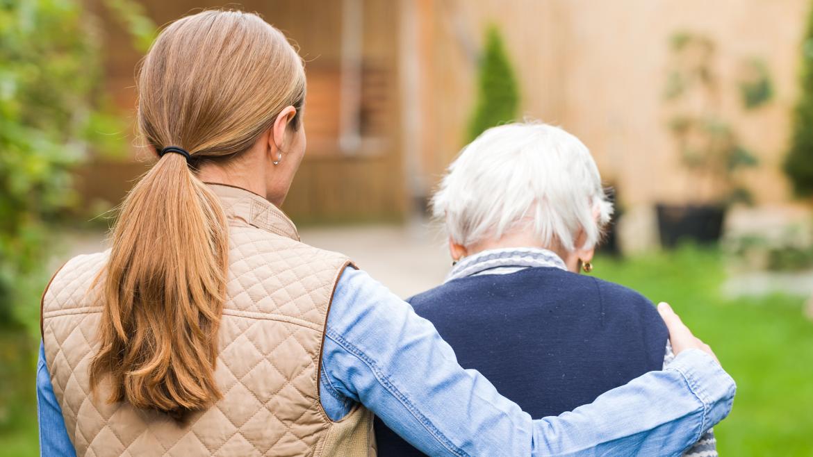 Actividades de formación sobre Alzheimer Mujer joven caminado con mujer mayor