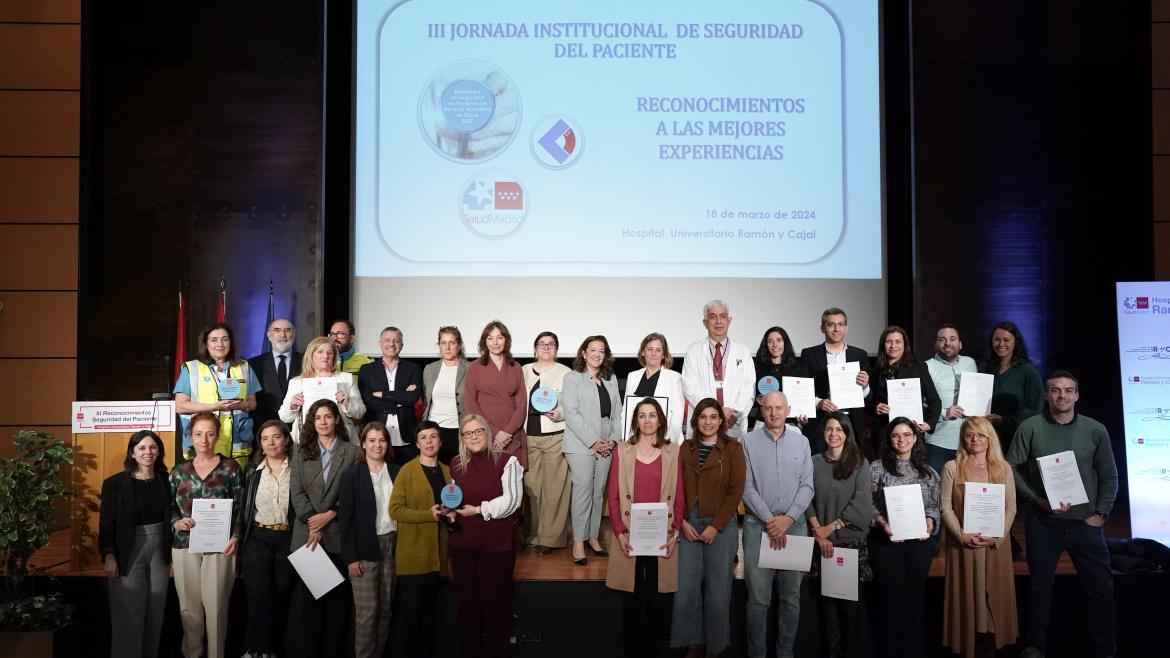 III Jornadas seguridad del paciente en el Ramón y Cajal Personas en una entrega de premios