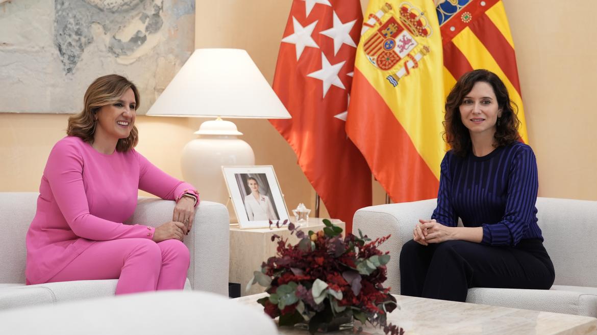 Díaz Ayuso recibe en la Real Casa de Correos a la alcaldesa de Valencia para seguir fortaleciendo las relaciones económicas y culturales La presidenta junto a la alcaldesa de Valencia