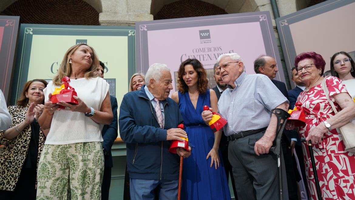 Díaz Ayuso anuncia un Plan para revitalizar el pequeño comercio con ayudas de 8 millones para innovación en los de más de 50 años La presidenta Isabel Díaz Ayuso